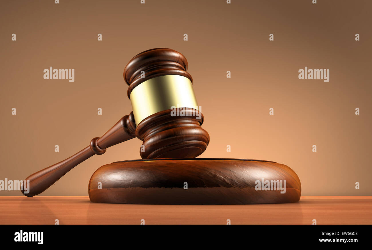 Juge, avocat, droit et légalité concept avec un close-up 3D render of a gavel sur un bureau en bois avec un fond rouge-brun. Banque D'Images