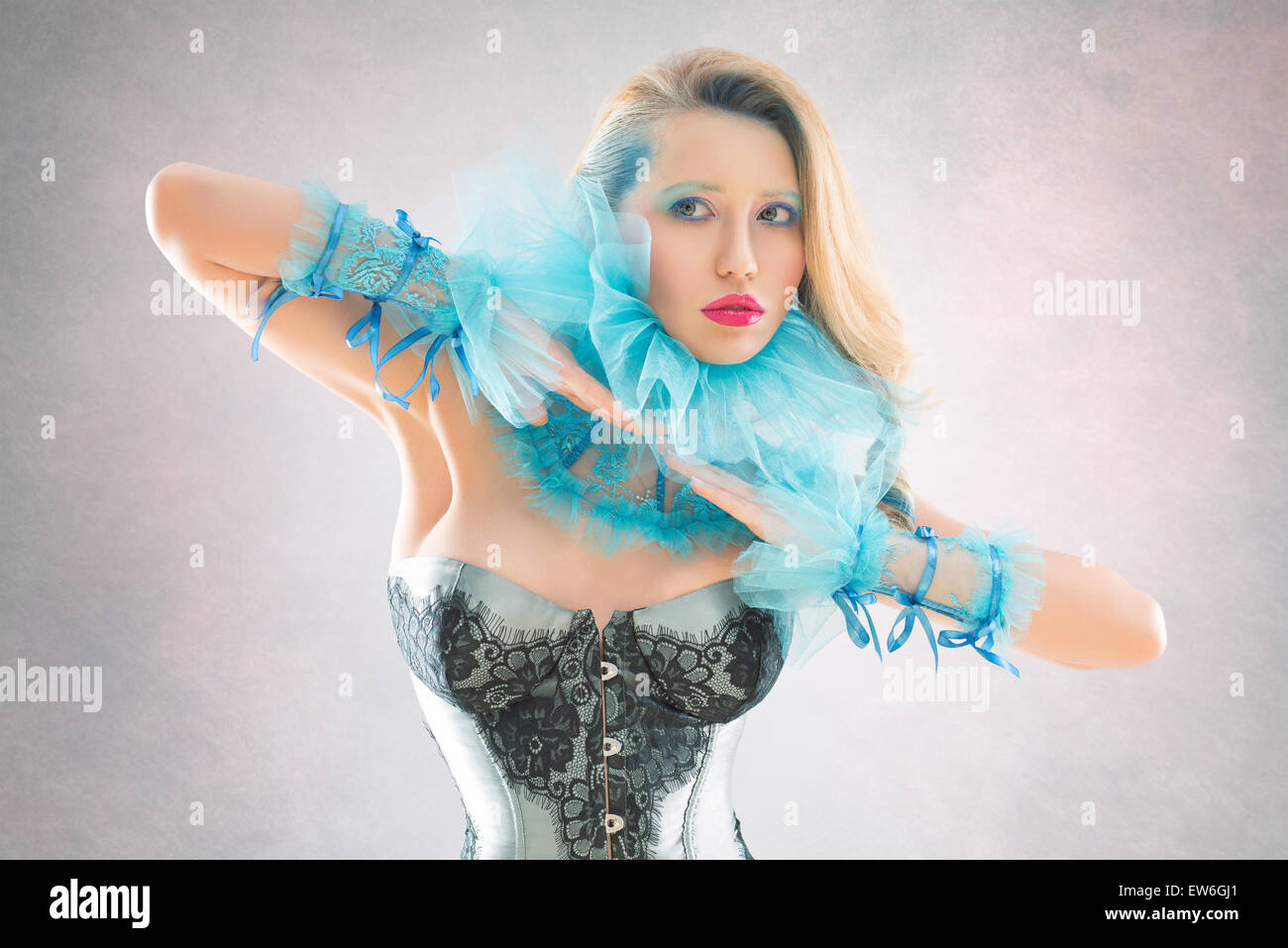 Belle femme en corset et col bleu Banque D'Images