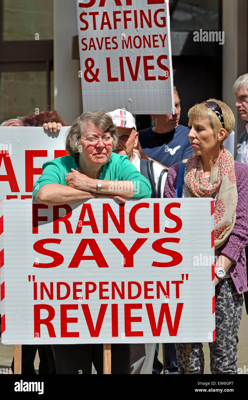 Londres, Royaume-Uni. 18 Juin, 2015. Les militants de l'extérieur du Ministère de la Santé à Whitehall exigeant une révision salariale indépendante et exprimant les préoccupations de Sir Robert Francis au NHS en Angleterre a décidé de suspendre le travail qu'il a recommandé d'établir des lignes directrices en matière de dotation. Credit : PjrNews/Alamy Live News Banque D'Images