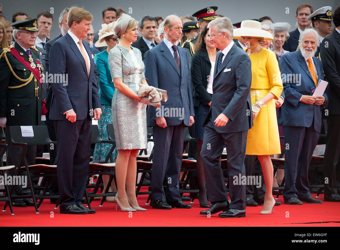 Le roi Willem-Alexander (L) et de la Reine Maxima (2e L) des Pays-Bas, le Roi Philippe (3e R) avec la reine Mathilde de Belgique et de l'île de Kent (C) lors de la célébration officielle dans le cadre de la célébration du bicentenaire de la bataille de Waterloo, Belgique Banque D'Images