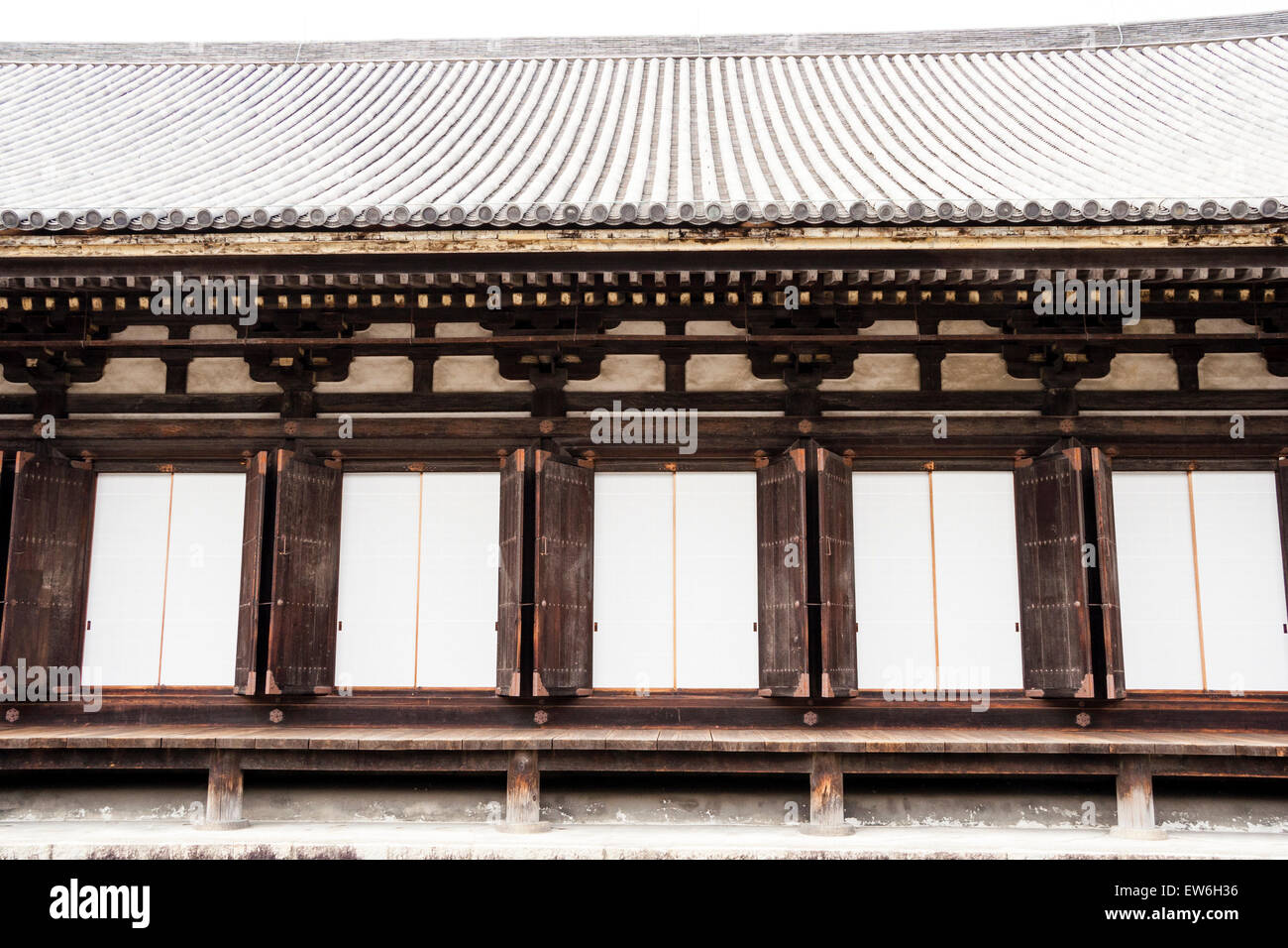 Le temple de Sanjusangen-do à Kyoto. Partie du mur latéral de la Grande salle en bois, montrant une ligne de portes blanches fermées avec un cadre en bois sombre. Banque D'Images
