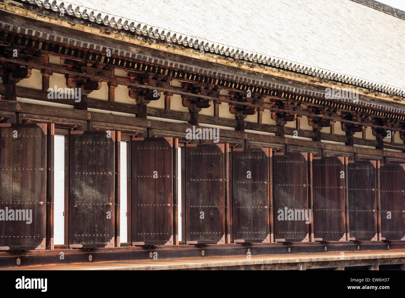 Le temple de Sanjusangen-do à Kyoto. Vue sur une partie du mur latéral de la Grande salle en bois, montrant une ligne de portes blanches fermées. Banque D'Images