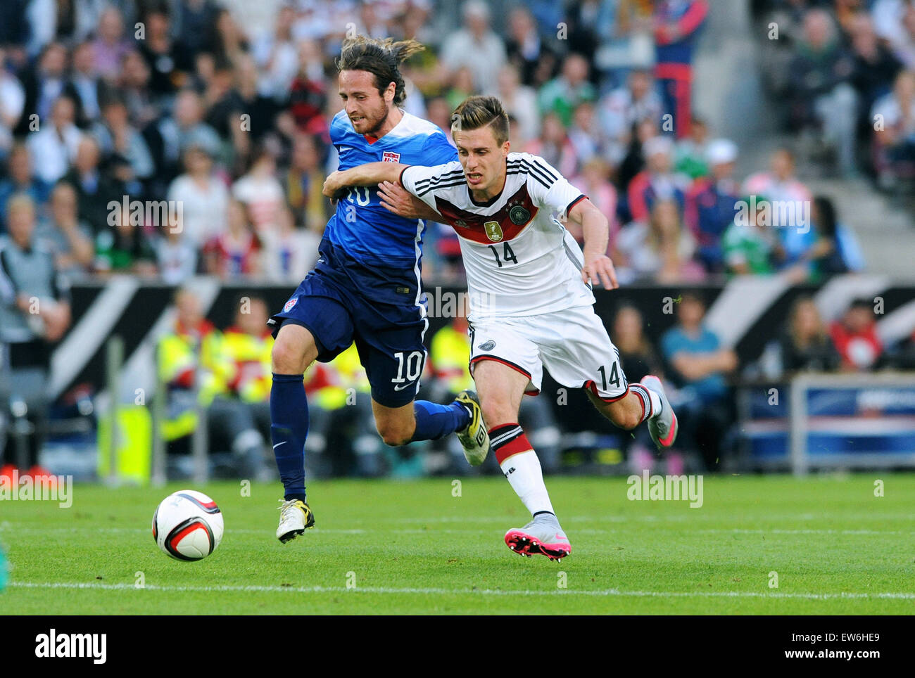 Friendlymatch au Rhein Energie Stadion de Cologne : Allemagne vs USA : Patrick Herrmann (GER), Mix Diskerud (USA) Banque D'Images