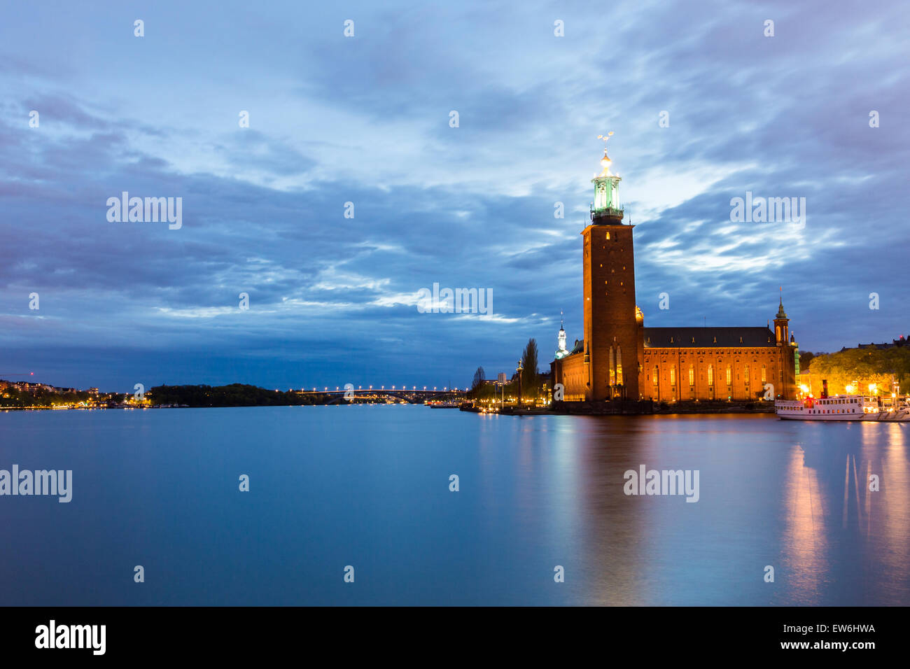 Vue sur l'Hôtel de Ville de Stockholm au crépuscule Banque D'Images