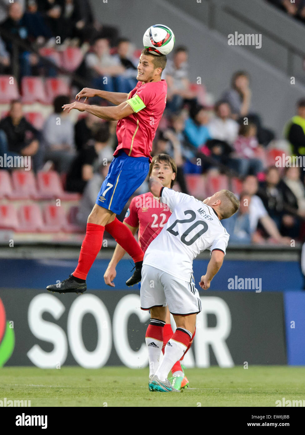 Prague, République tchèque. 17 Juin, 2015. L'Allemagne Max Meyer (R) et Goran Causic de Serbie rivalisent pour la balle au cours de l'UEFA des moins de 21 championnats d'Europe groupe 2015 un match de football entre l'Allemagne et la Serbie au stade de Letna à Prague, République tchèque, 1 Banque D'Images