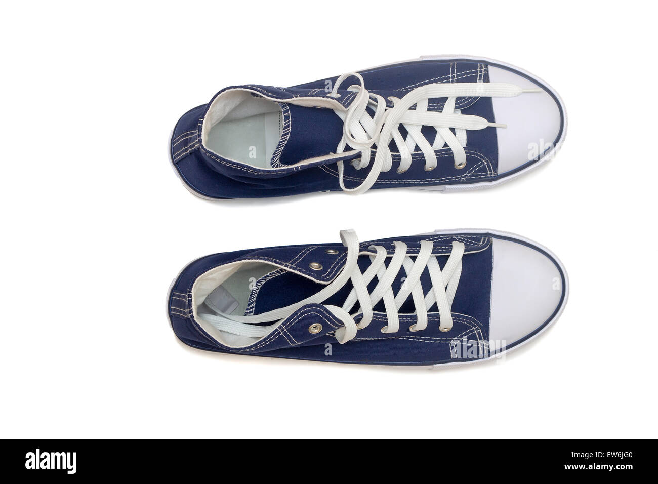 Pratique pour le sport mens sneakers en bleu foncé tissus épais. Présenté sur un fond blanc. Banque D'Images