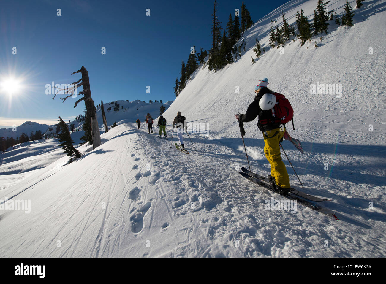 Un groupe de skieurs dans l'arrière pays de Washington State's Mount Baker ski area juste en dessous du point de l'artiste. Banque D'Images