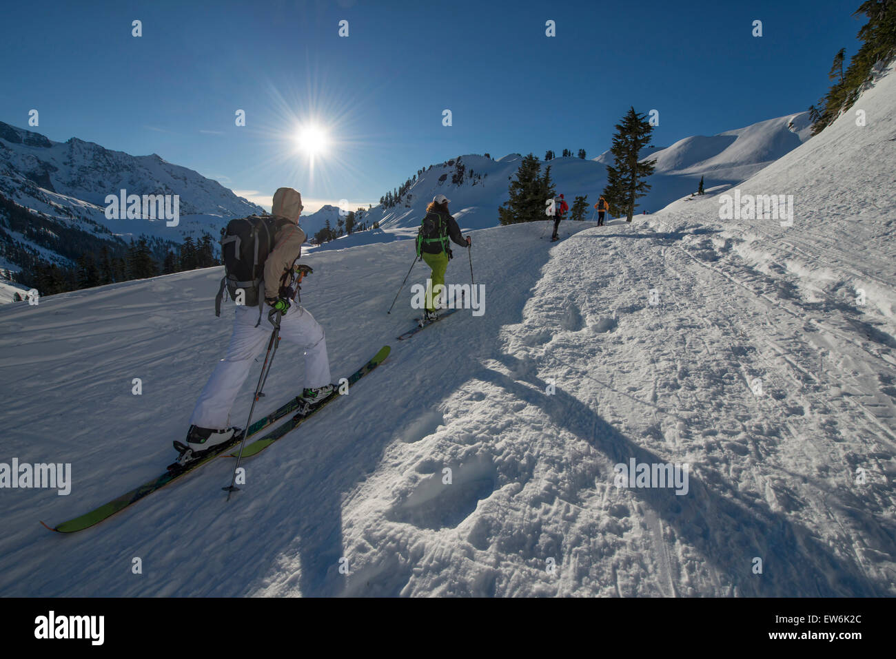 Un groupe de skieurs dans l'arrière pays de Washington State's Mount Baker ski area juste en dessous du point de l'artiste. Banque D'Images