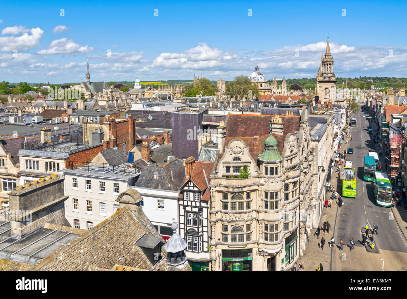Vue VERS LE BAS DE LA VILLE D'OXFORD CORNMARKET STREET DE LA TOUR CARFAX Banque D'Images