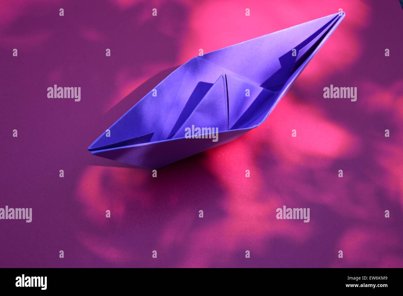 Un bateau de papier plié Banque D'Images