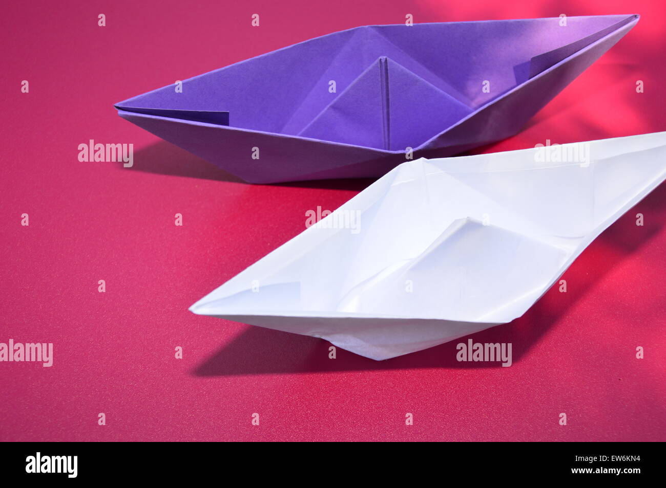 Un bateau de papier plié Banque D'Images