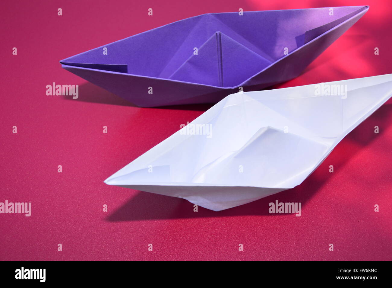 Un bateau de papier plié Banque D'Images