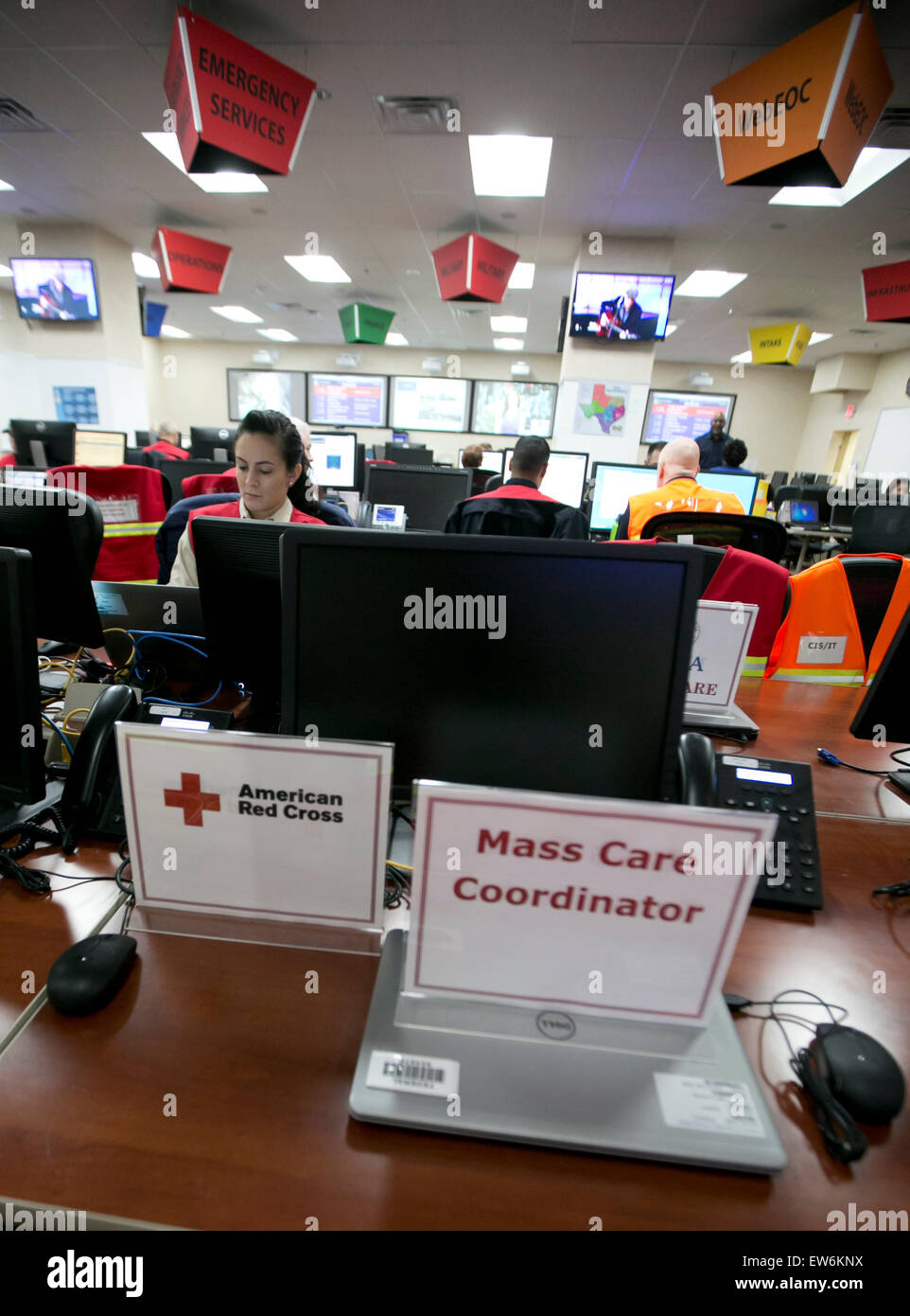 Les travailleurs à l'intérieur de la Division de la gestion des situations d'urgence au Texas, Centre des opérations de l'État au Ministère de la Sécurité publique du Texas Banque D'Images