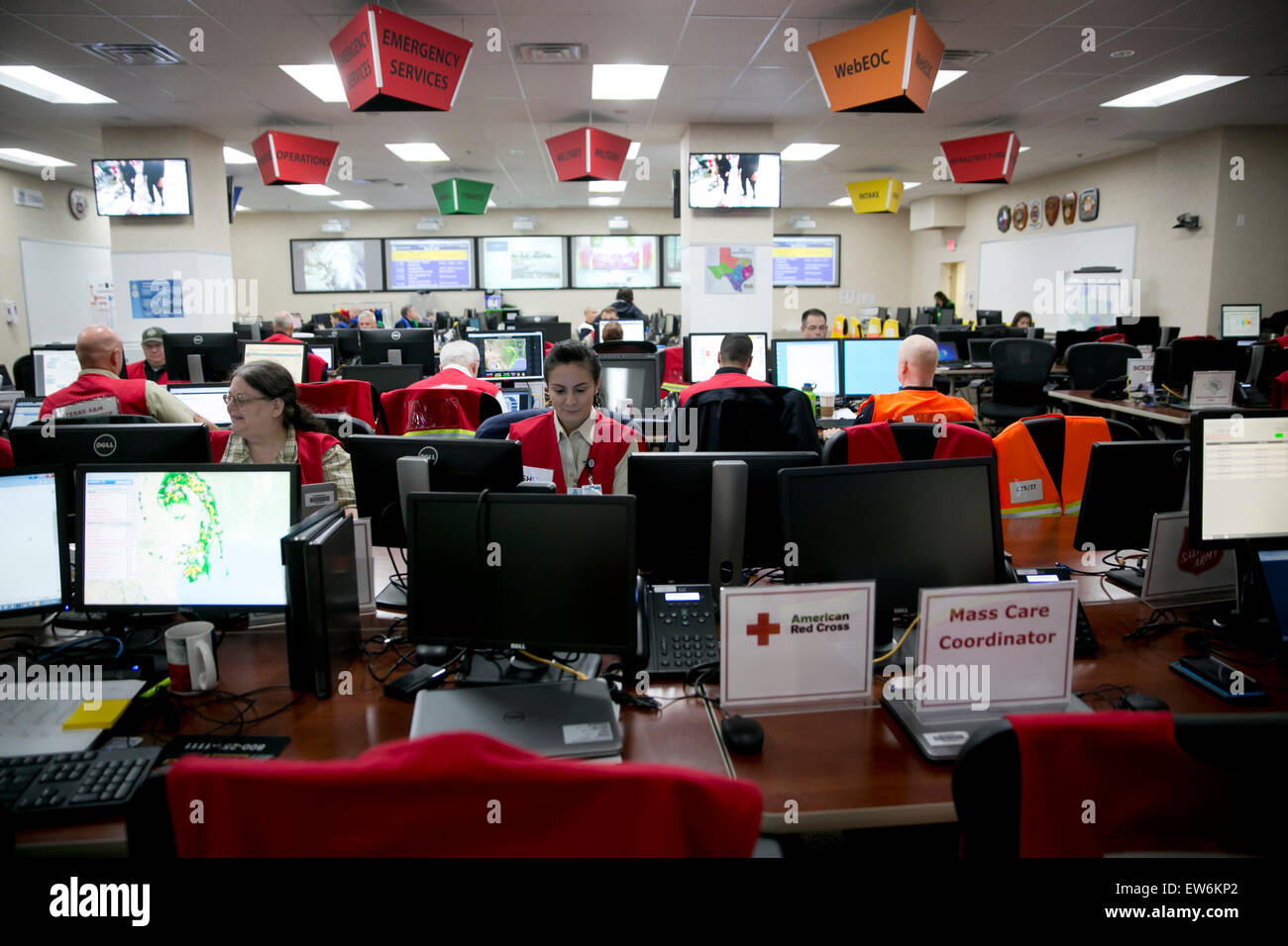 Les travailleurs à l'intérieur de la Division de la gestion des situations d'urgence au Texas, Centre des opérations de l'État du Texas à la tête du ministère de la Sécurité publique Banque D'Images
