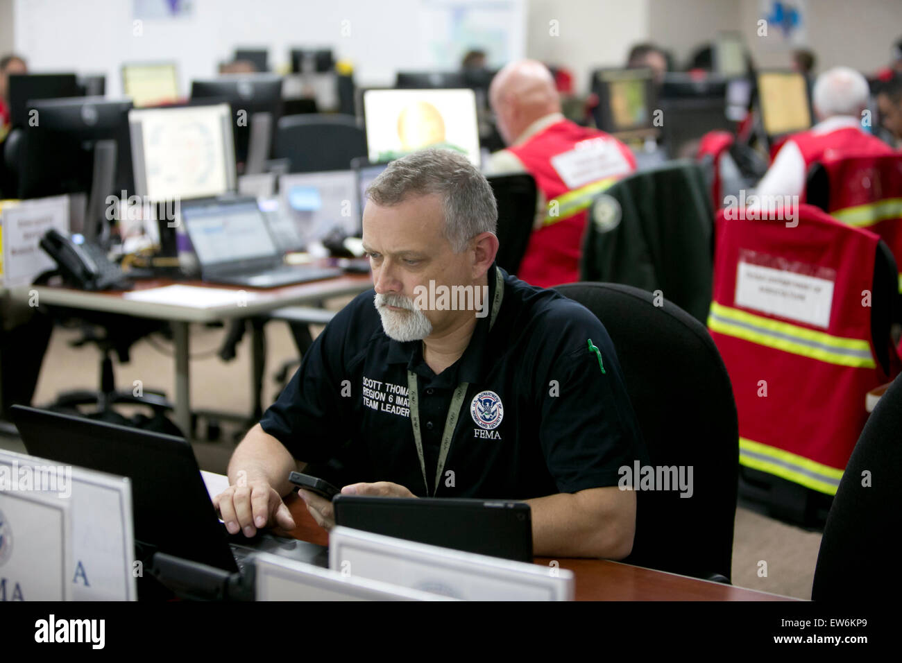 Les travailleurs à l'intérieur de la Division de la gestion des situations d'urgence au Texas, Centre des opérations de l'État au Ministère de la Sécurité publique du Texas Banque D'Images