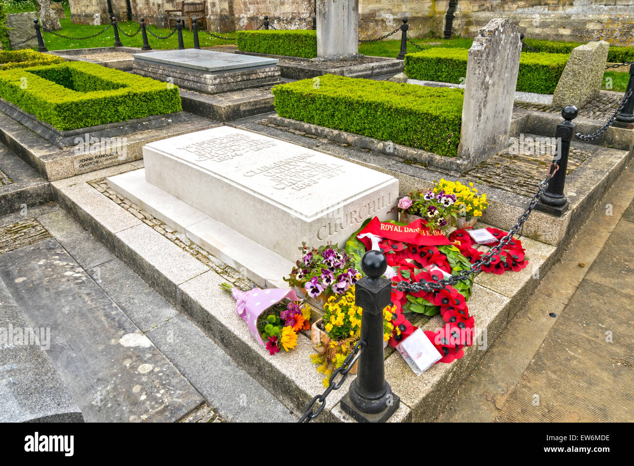 WINSTON CHURCHILL ET CLEMENTINE CHURCHILL À LA TOMBE DE ST.MARTIN'S CHURCH WOODSTOCK OXFORDSHIRE et des guirlandes Banque D'Images