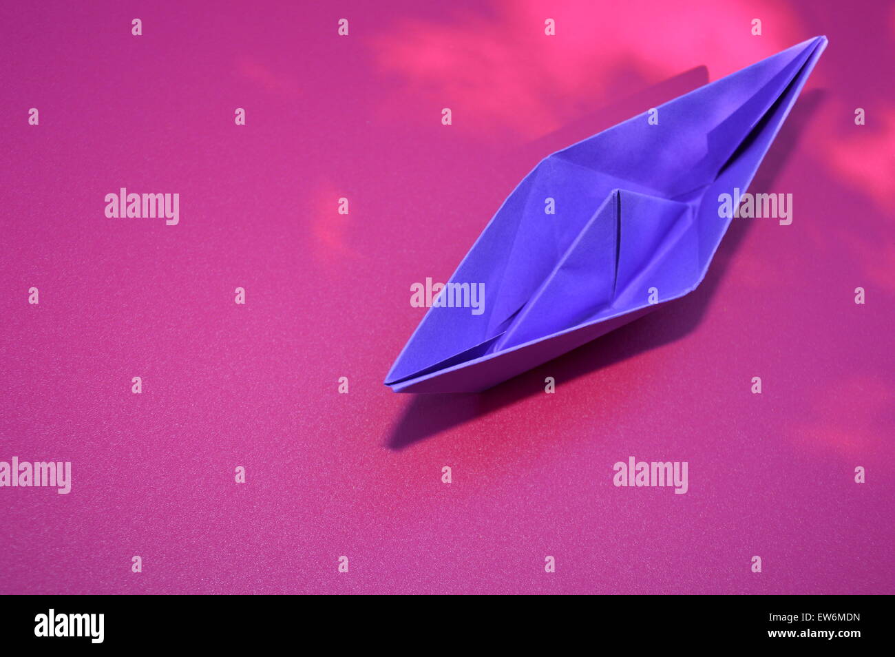 Un bateau de papier plié Banque D'Images