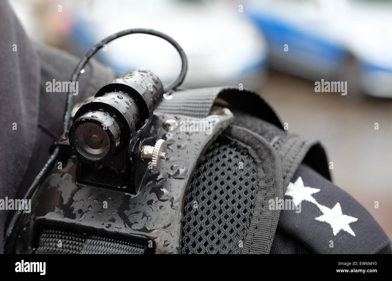 Hambourg, Allemagne. 18 Juin, 2015. Un agent de police porte un body came sur son épaule à Hambourg, Allemagne, 18 juin 2015. La police de Hambourg lance un projet pilote sur le 19 juin, qui verra les caméras utilisées pour l'auto-protection et deescalation en public Banque D'Images