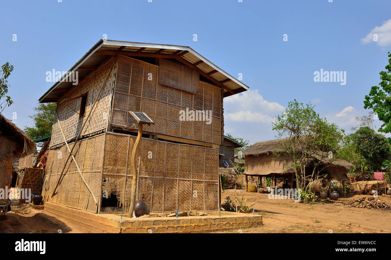 Un seul panneau solaire fournit de l'électricité pour le logement comme pour quelques feux à incandescence n'en village sur le lac lnle Birmanie Banque D'Images