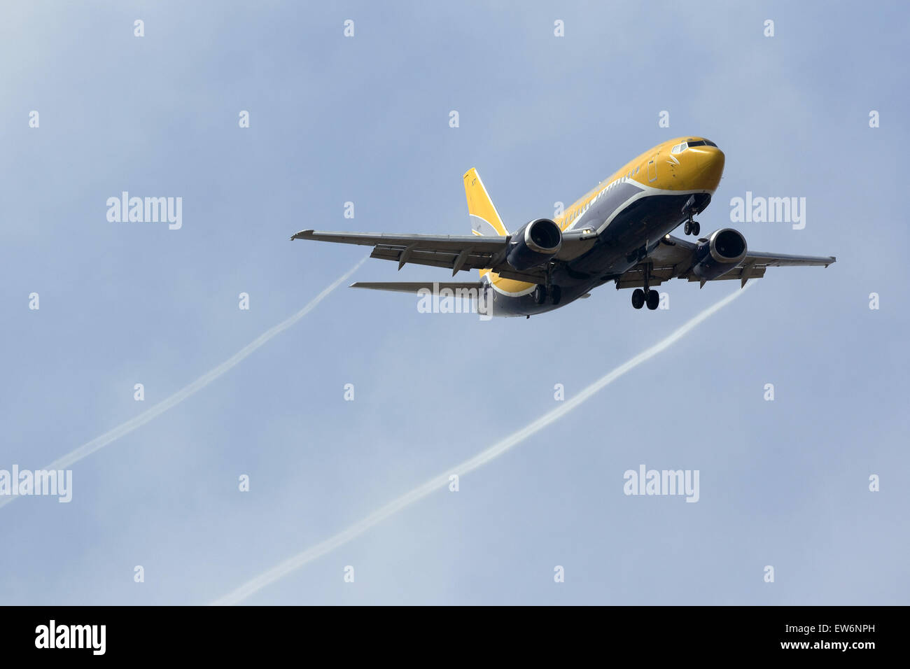 Un Boeing 737 de l'Europe Airpost et l'approche finale pour la piste 31 sur un matin humide des traînées de vapeur. Banque D'Images