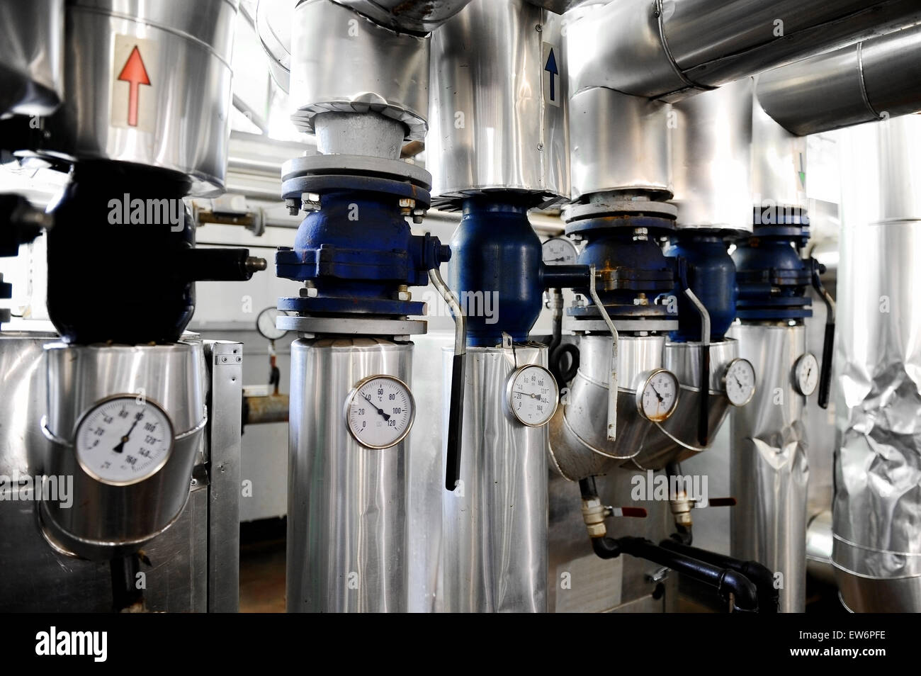 Les balles d'un industriel des manomètres et chauffage à l'intérieur des pipelines une station de chauffage de l'eau Banque D'Images