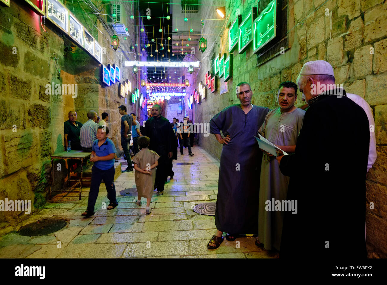 Israël, Jérusalem. 18 Juin, 2015. Scène de rue dans le quartier musulman pendant le mois du Ramadan dans la vieille ville de Jérusalem le 18 juin 2015. Les musulmans du monde entier comme le Ramadan un mois de jeûne et il est considéré comme l'un des cinq piliers de l'Islam. Credit : Eddie Gerald/Alamy Live News Banque D'Images