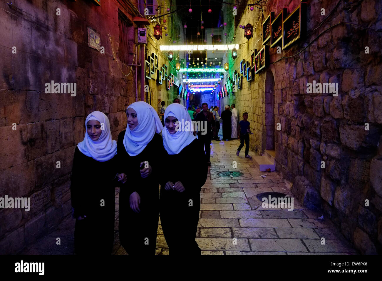 Bab Hutta ruelle dans le quartier musulman avec des lumières festives pendant le mois sacré musulman du Ramadan dans la vieille ville de Jérusalem le 18 juin 2015. Les musulmans du monde entier observent le Ramadan comme un mois de jeûne et il est considéré comme l'un des cinq piliers de l'Islam. Banque D'Images