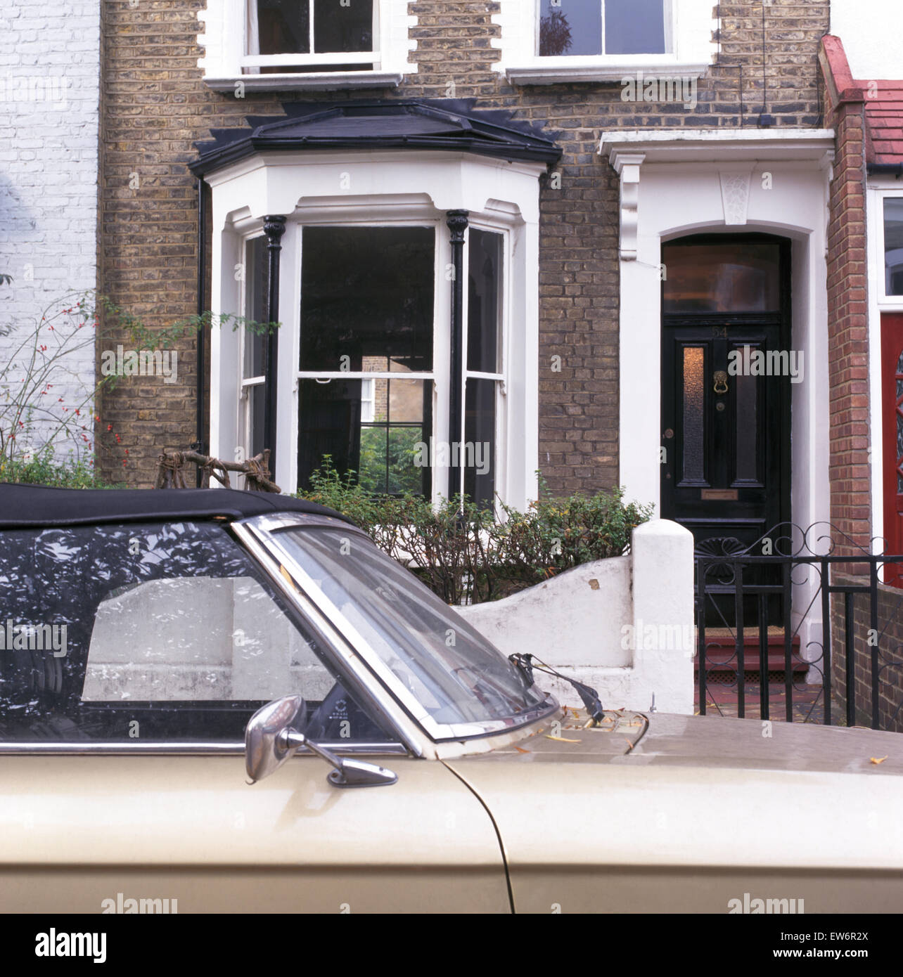 De l'extérieur d'un petit maison mitoyenne avec une fenêtre en baie Banque D'Images