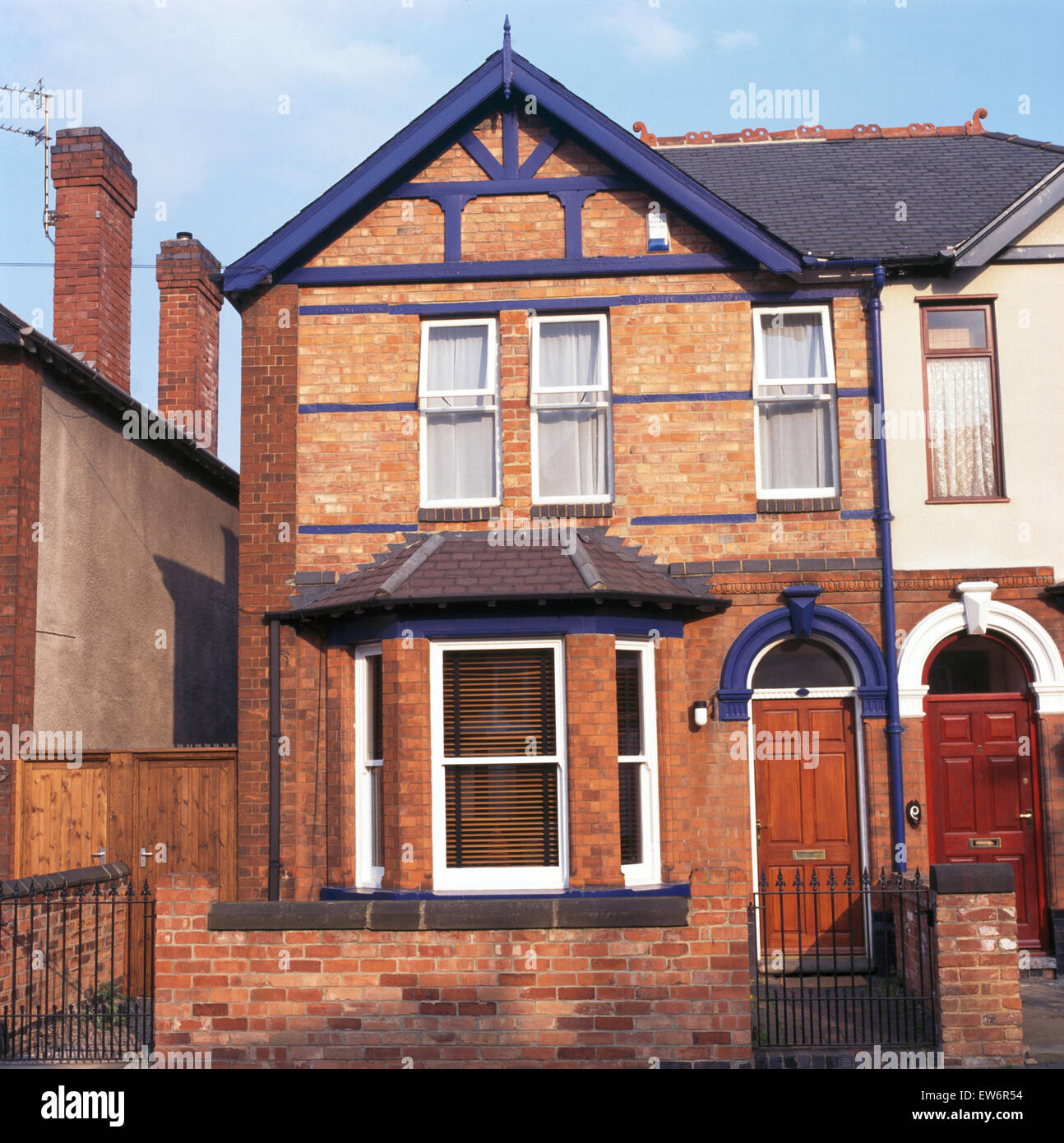De l'extérieur d'un petit, semi-détaché maison victorienne dotée de peinture bleue et des fenêtres de remplacement Banque D'Images