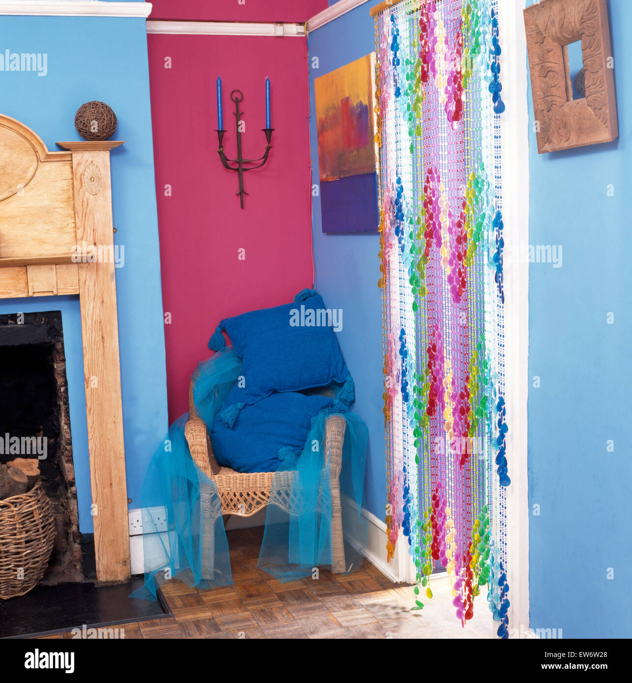 Rideau de perles sur la porte en bleu style années 90 Économie avec coussins bleu sur wicker chair Banque D'Images