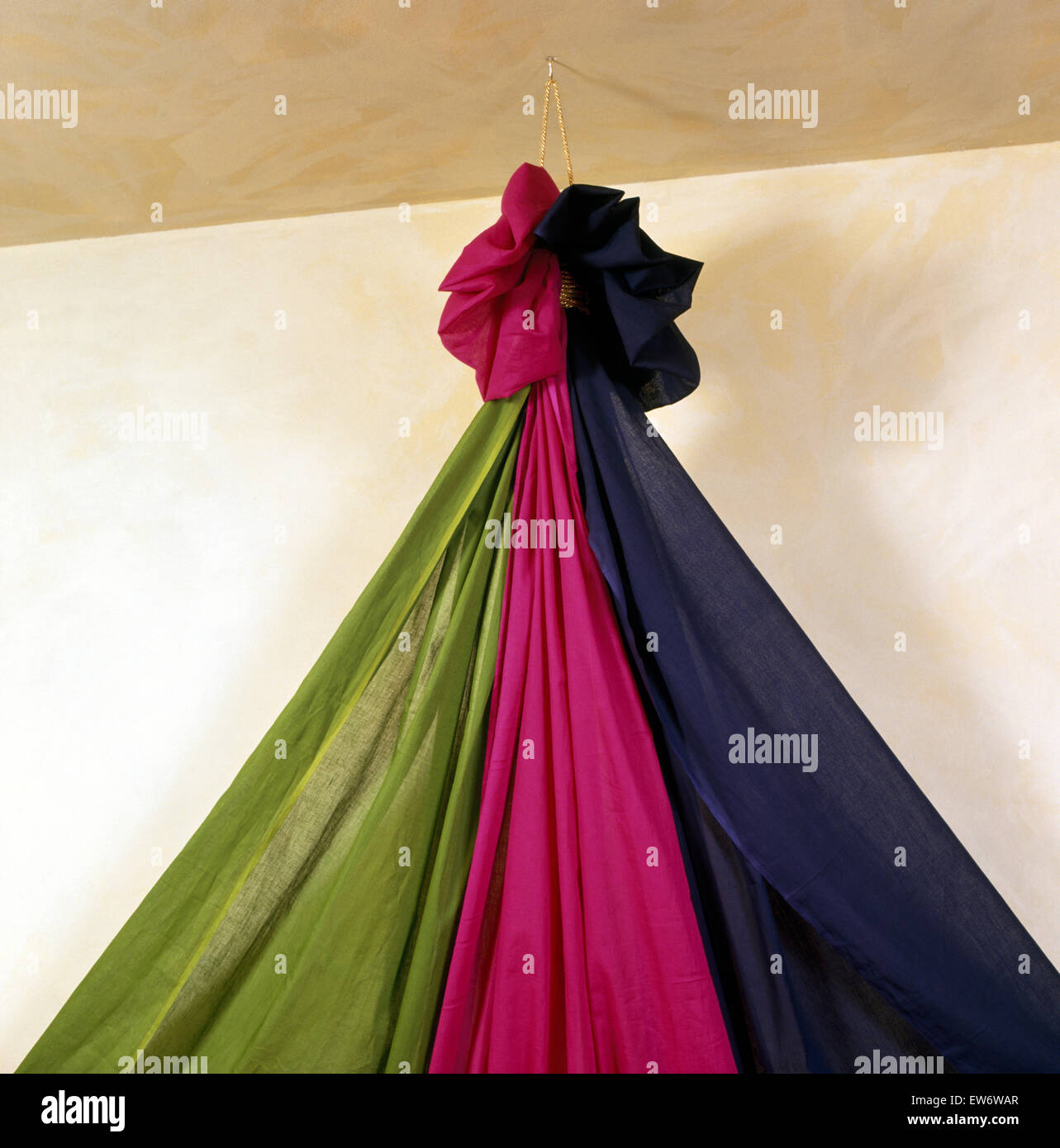 Close-up de rideaux colorés au-dessus de lit Banque D'Images