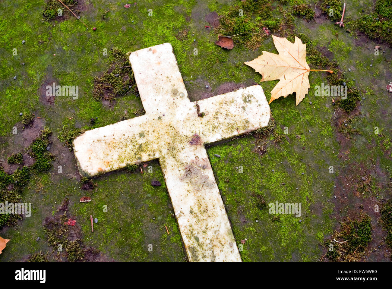 Croix avec laisser comme symbole de tristesse sur le vieux cimetière de Bonn Allemagne europe Banque D'Images