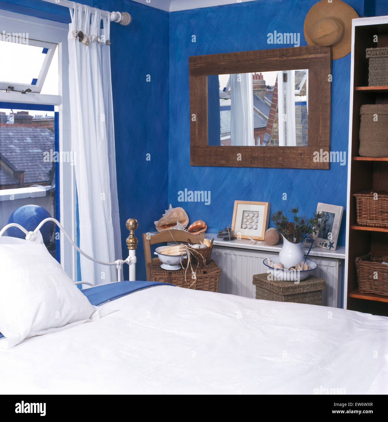 Miroir en bois dans une chambre de style économique bleu vif Banque D'Images