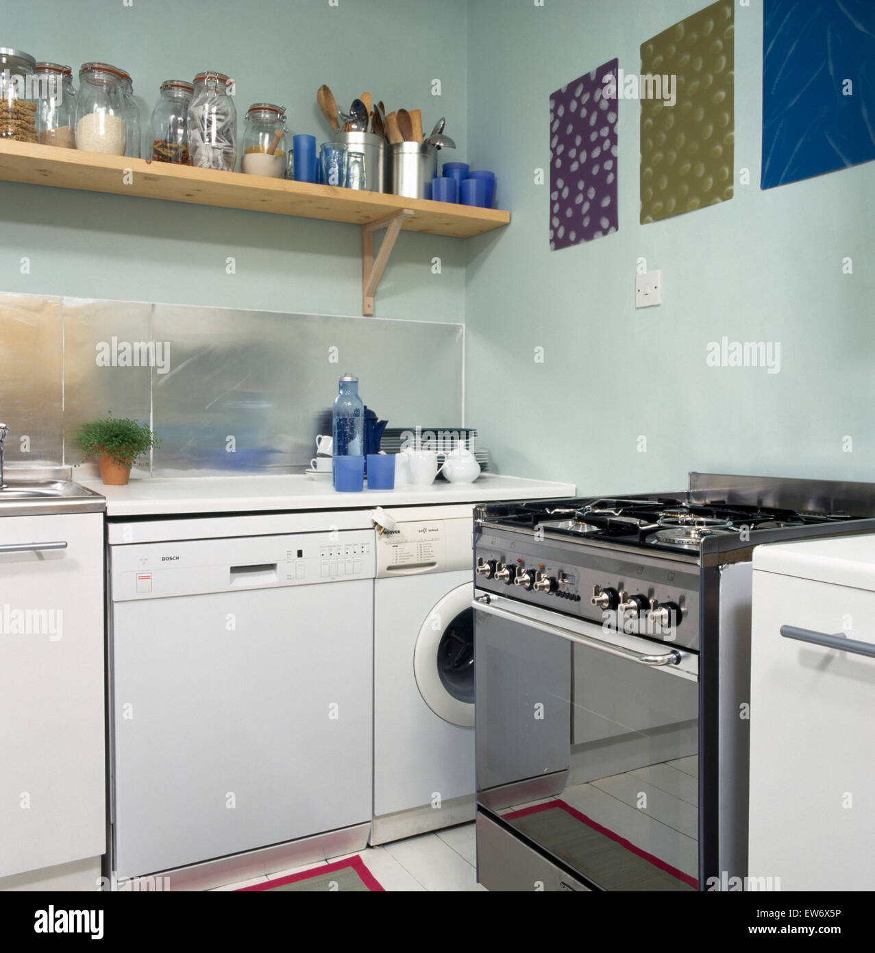 Cuisinière Four en acier inoxydable avec lave-vaisselle et lave-linge dans la cuisine de style économique 90 Banque D'Images