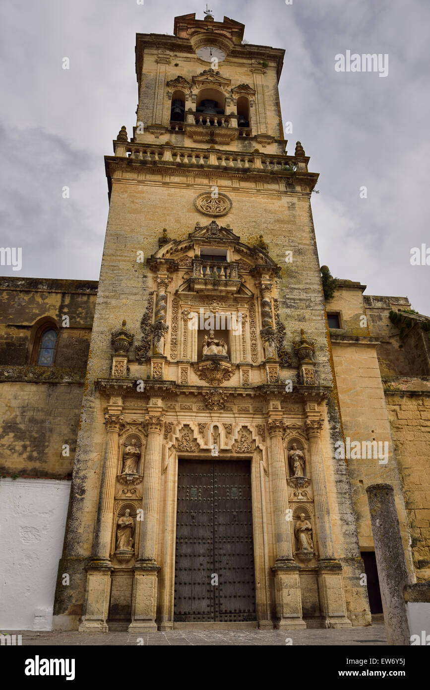 Porte avant et clocher de l'église Saint Pierre à Arcos de la Frontera Espagne Banque D'Images