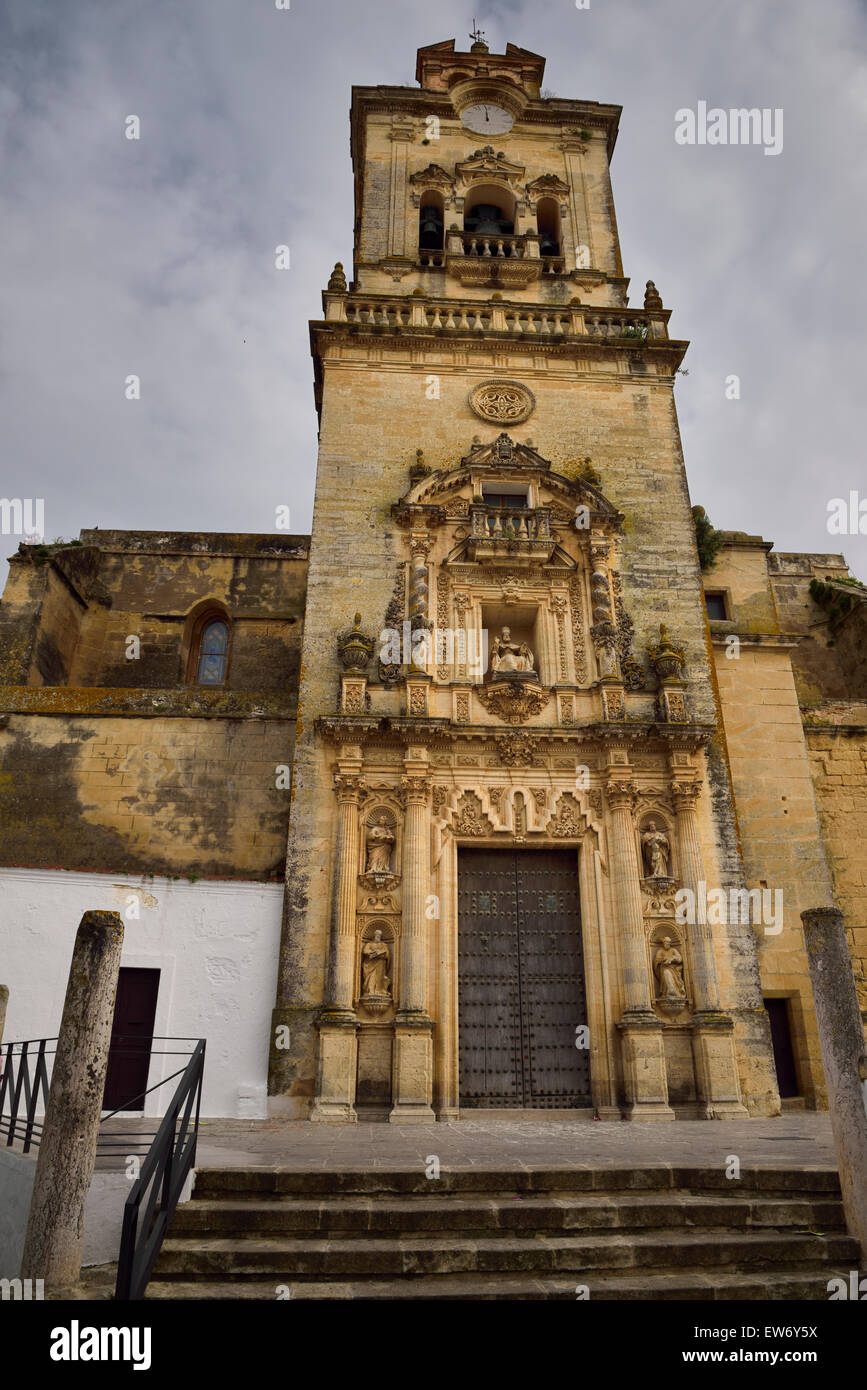 Les étapes avant de portes et de façades de pierre tour de l'Église à Arcos de la Frontera Espagne Banque D'Images