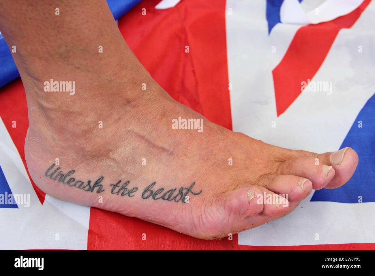 Toe anciens combattants-lutte, champion du monde Alan 'Nasty' Nash affiche son tatouage à la Toe championnats dans le Derbyshire Banque D'Images
