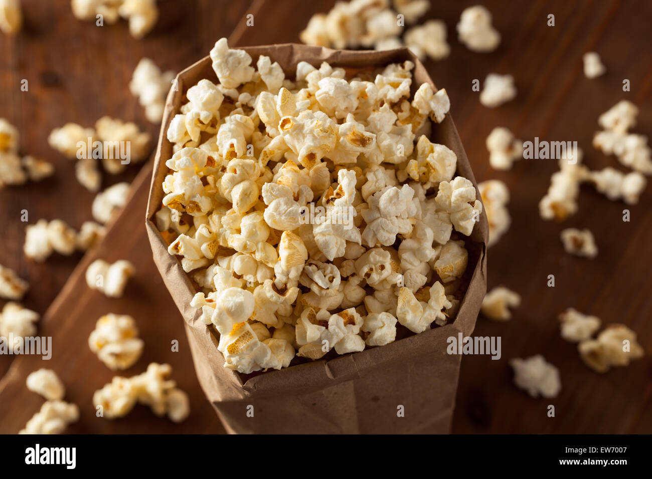 Électrique fait maison dans un sac de Popcorn Maïs Banque D'Images