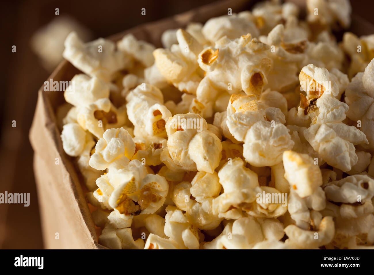 Électrique fait maison dans un sac de Popcorn Maïs Banque D'Images