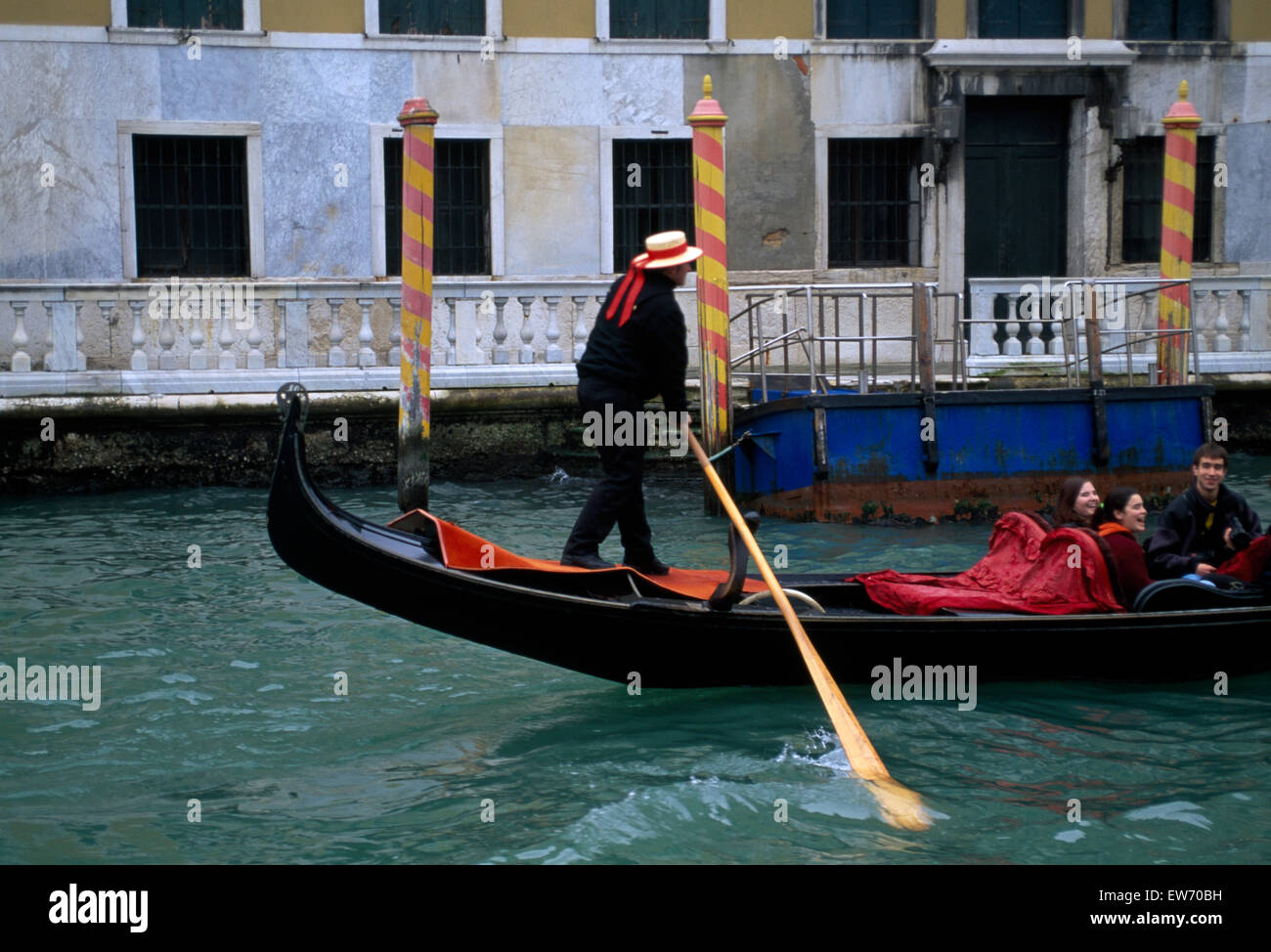 Un gondolier en tenant les touristes dans sa gondole à travers le Grand Canal à Venise le Carnaval pour un usage éditorial uniquement Banque D'Images