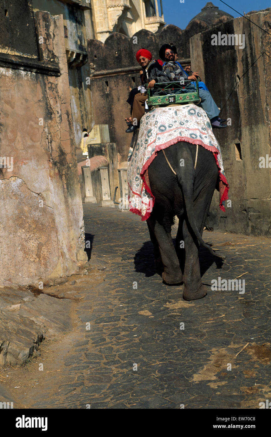 Les gens à cheval sur un éléphant dans un village indien pour un usage éditorial uniquement Banque D'Images