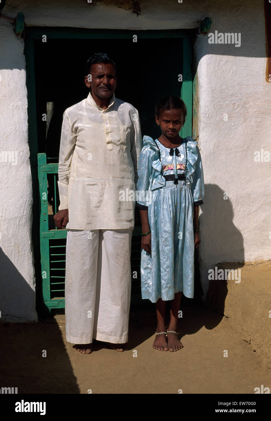 Père et fille portant des meilleurs vêtements dimanche dans un village indien pour un usage éditorial uniquement Banque D'Images