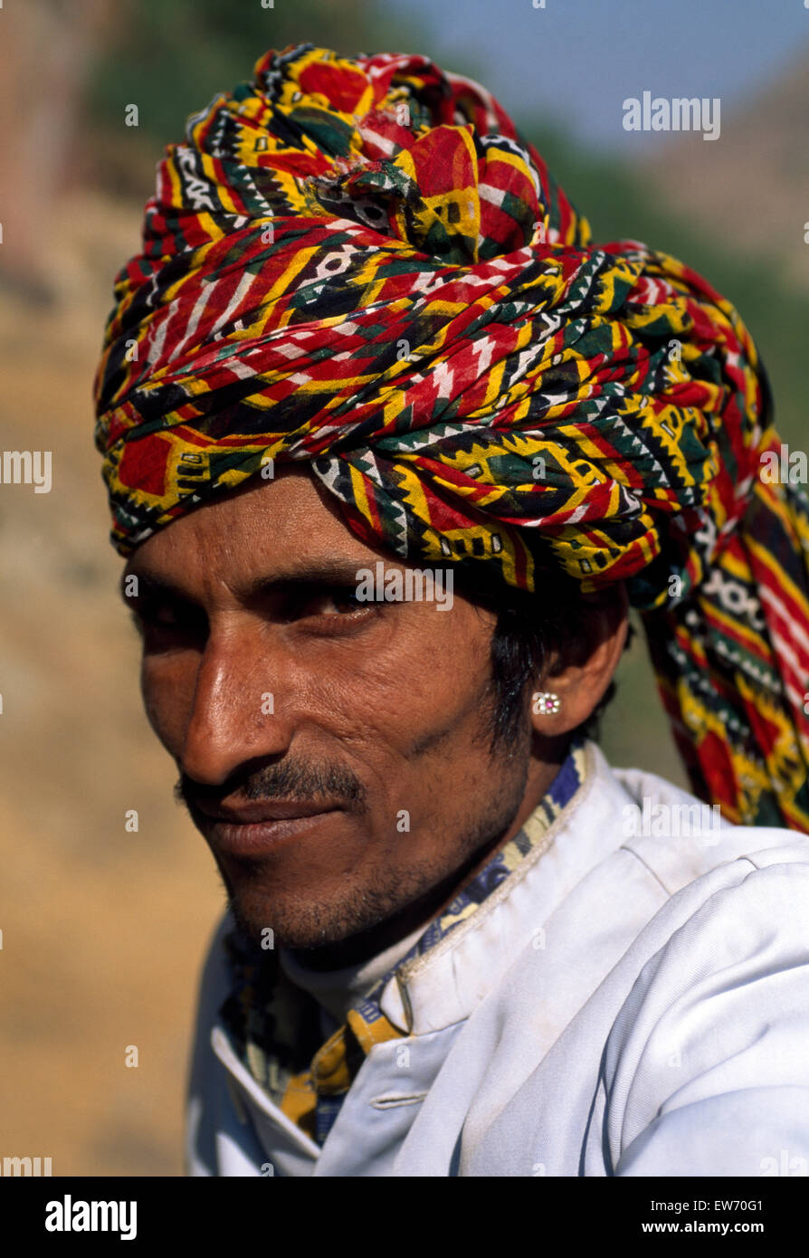 Close-up d'un jeune Indien homme portant un turban coloré pour un usage éditorial uniquement Banque D'Images