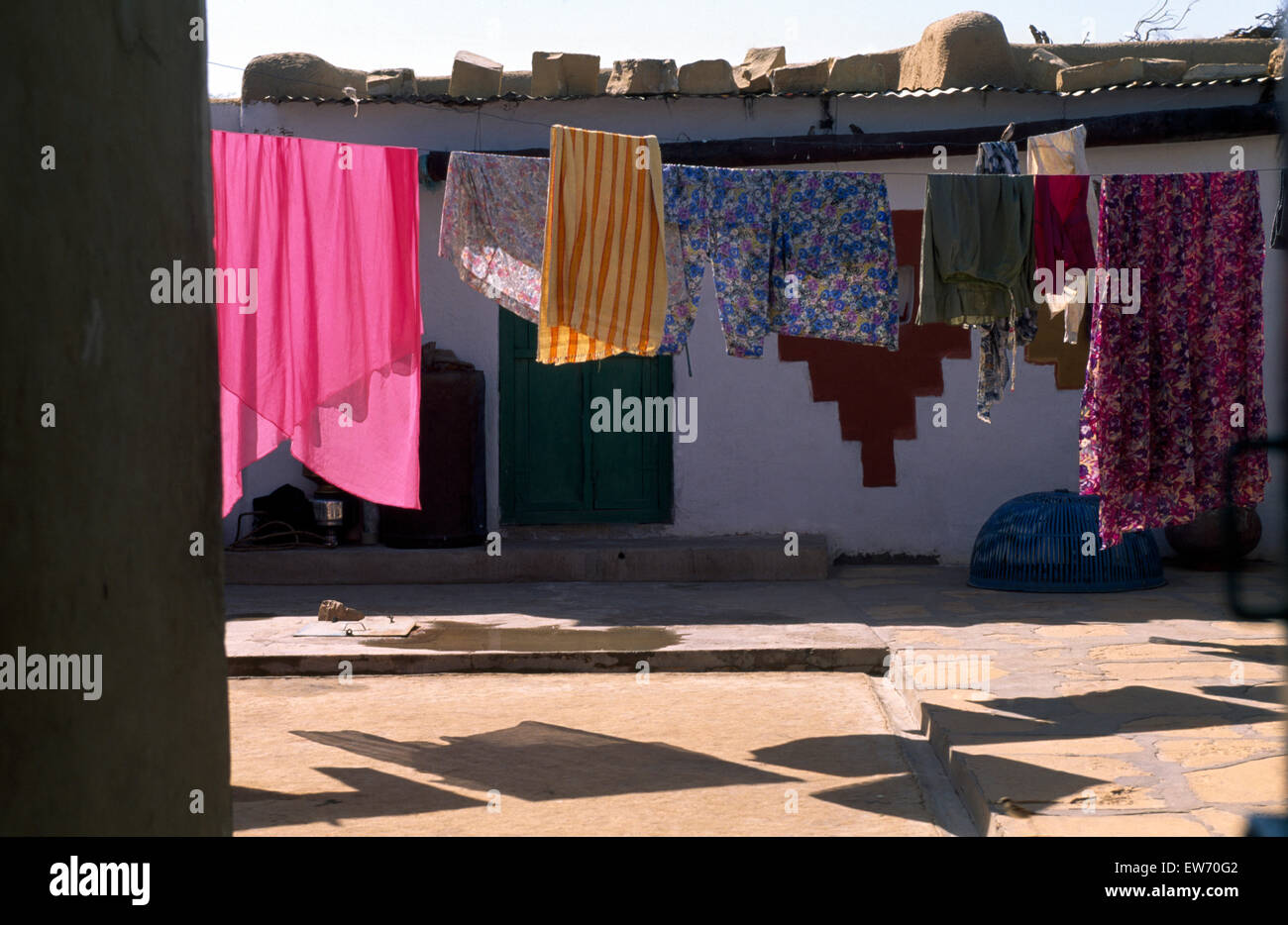 Lave-pendaison à la ligne dans une cour dans un village indien Banque D'Images