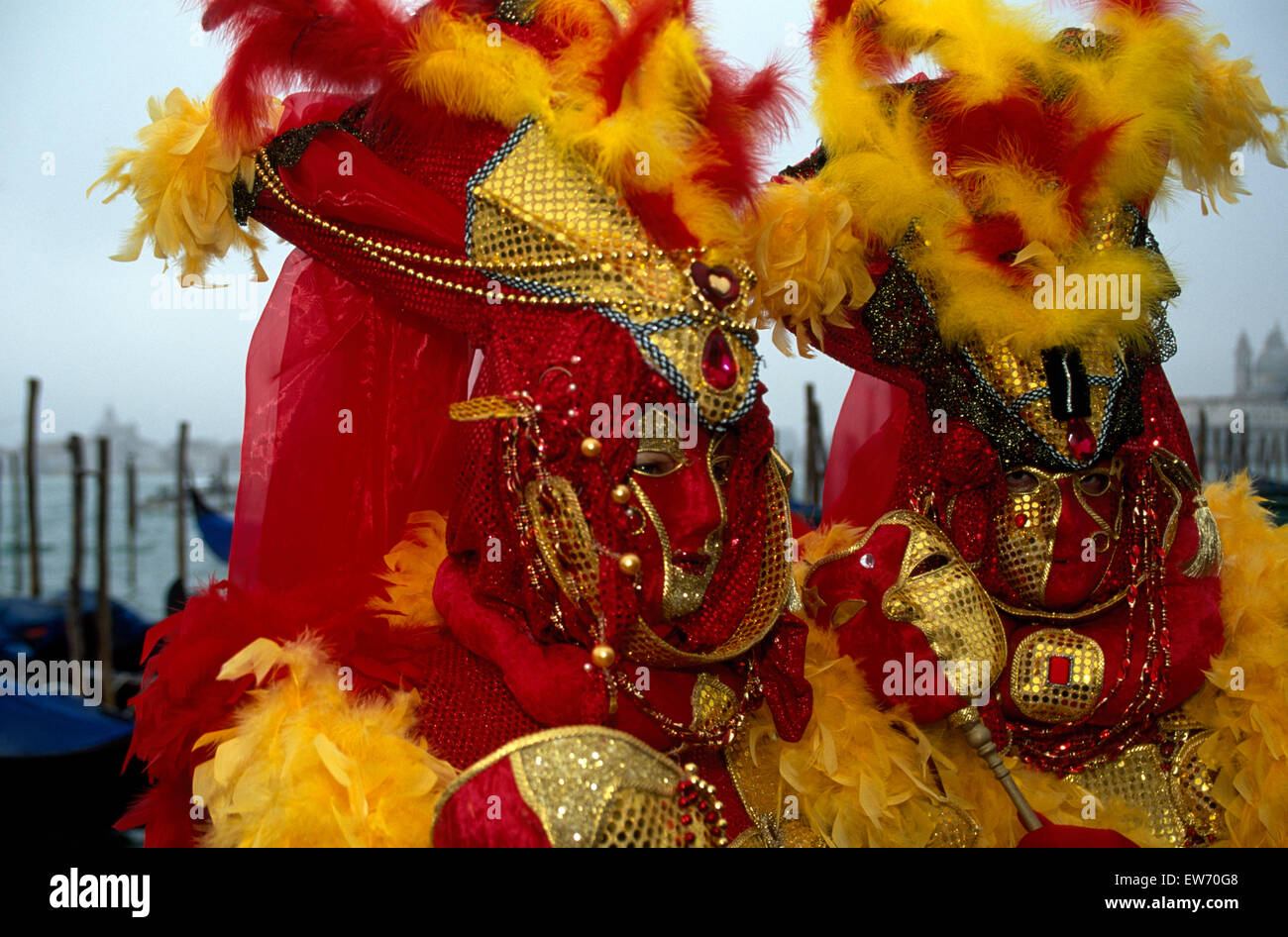 Le port de masques traditionnels et fêtards costume au Carnaval de Venise pour un usage éditorial uniquement Banque D'Images