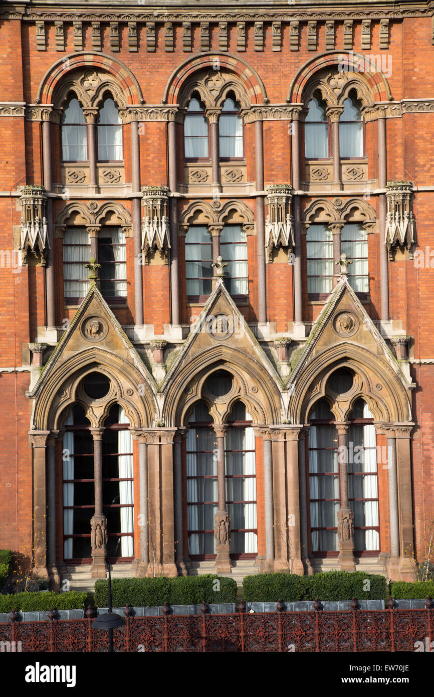 L'extérieur de style gothique de St Pancras, conçu par l'architecte Gilbert Scott Banque D'Images