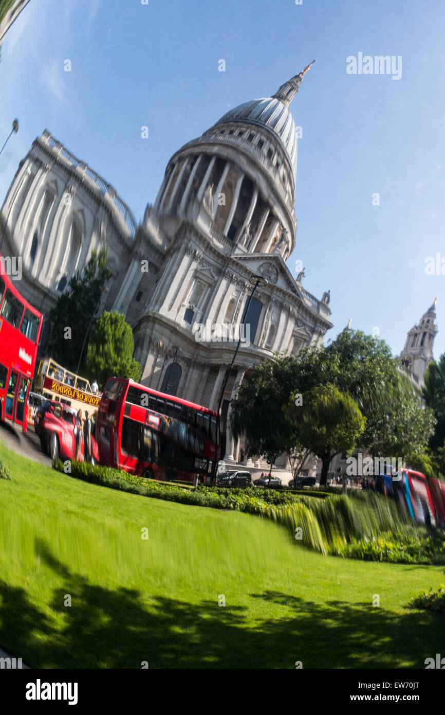 Vue de la Cathédrale St Paul, reflétée dans une fenêtre Banque D'Images