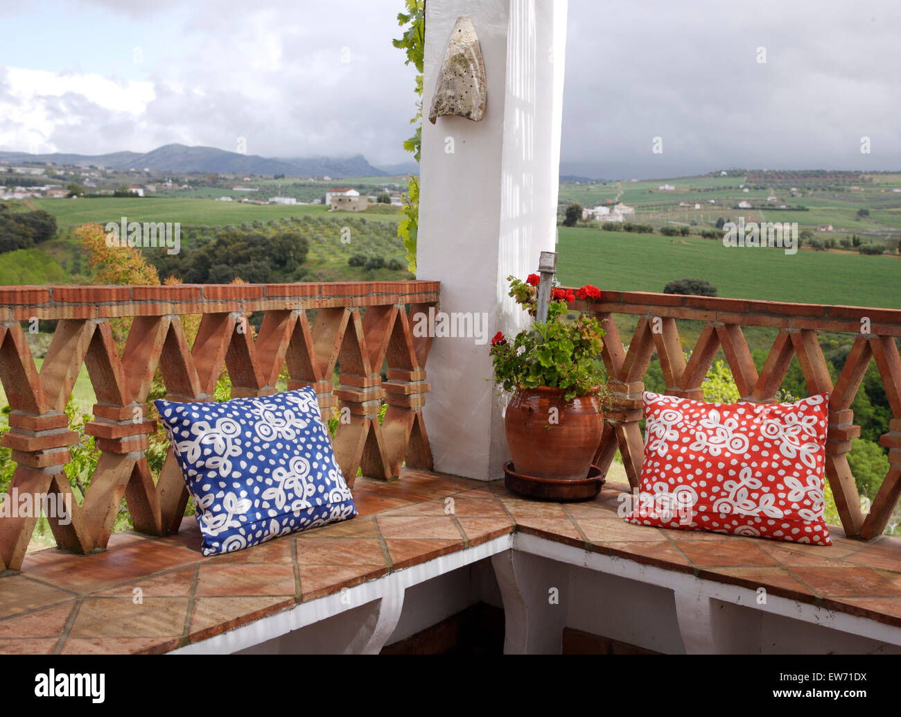Coussins sur sol carrelé coin sur le balcon de l'espagnol villa avec une vue sur la campagne Banque D'Images