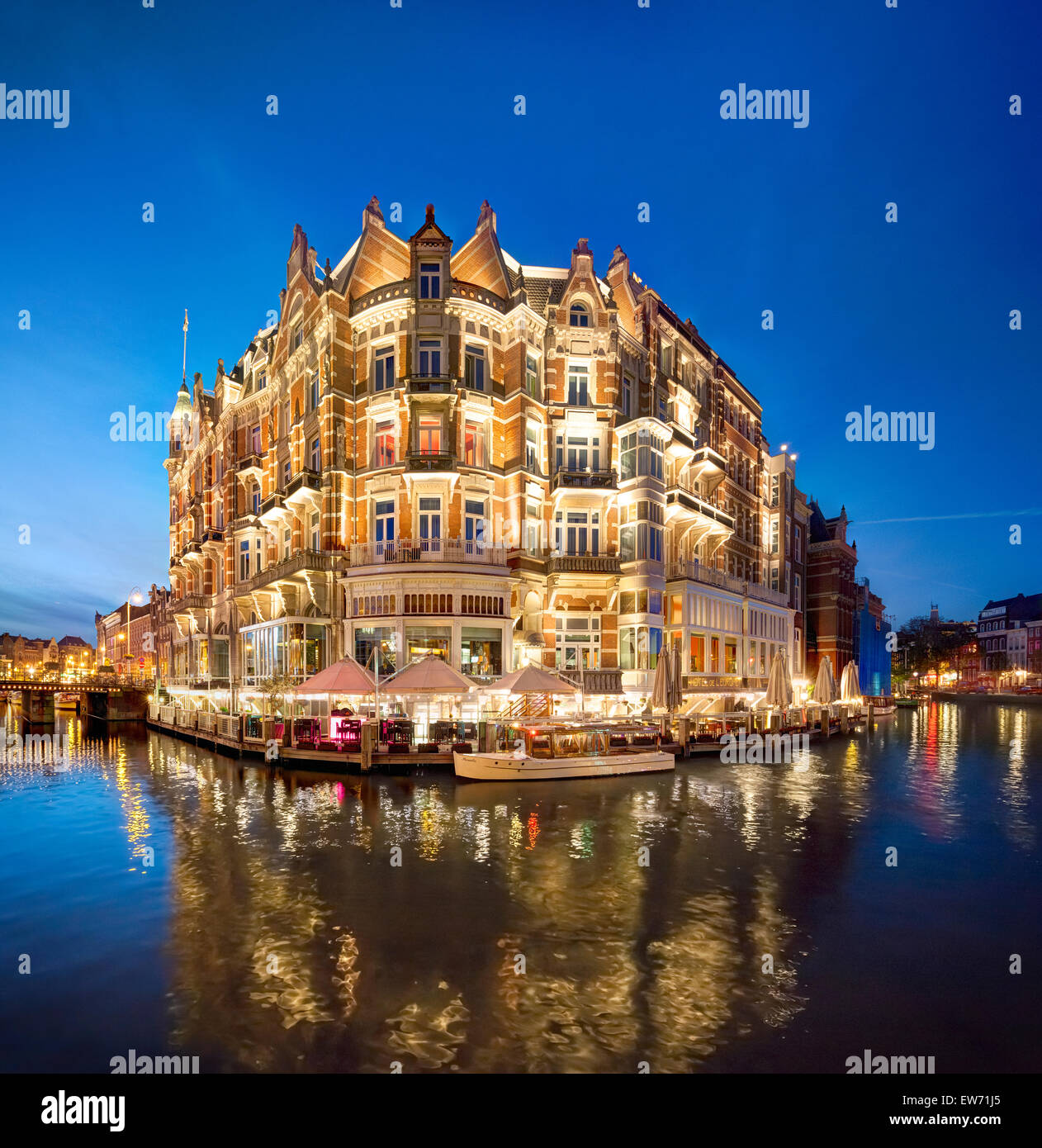 Amsterdam Hotel de l'Europe sur l'angle de la rivière Amstel et Rokin canal. Hôtel 5 étoiles historique dans un bâtiment romantique. Banque D'Images