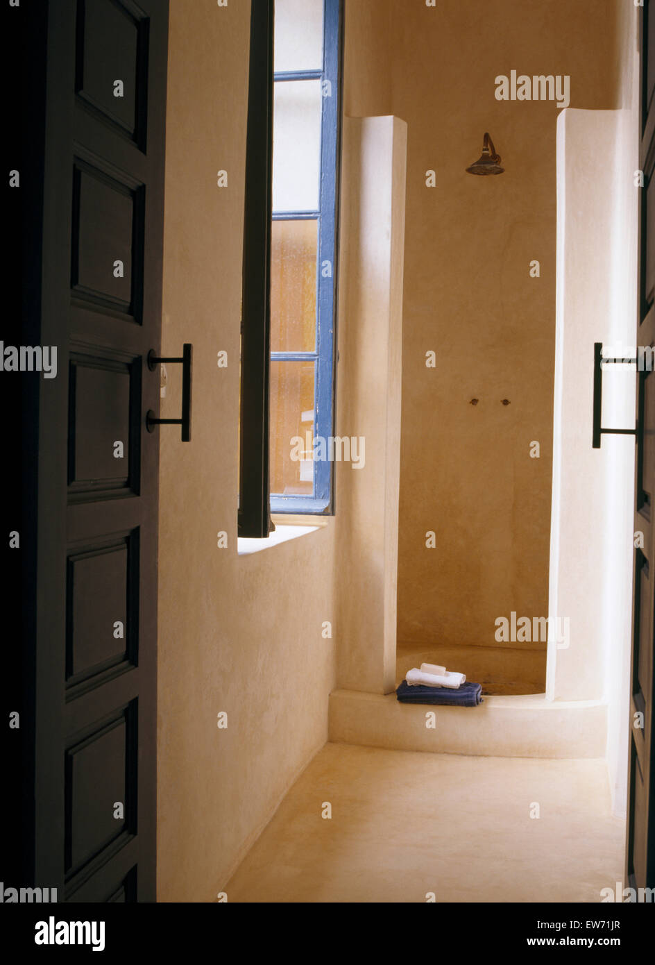 Les murs en béton poli douche dans salle de bains marocaine moderne Banque D'Images